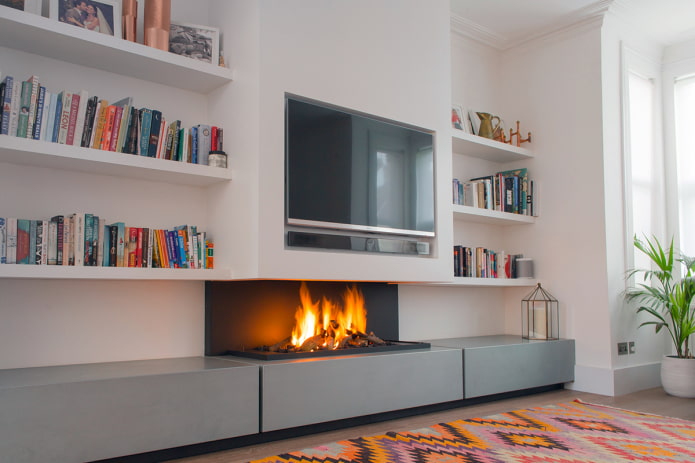 Estanterías sobre la chimenea en el interior