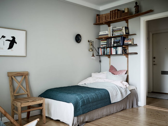 Estanterías sobre la cama en el interior
