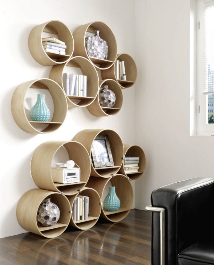 Estanterías redondas para libros en el interior