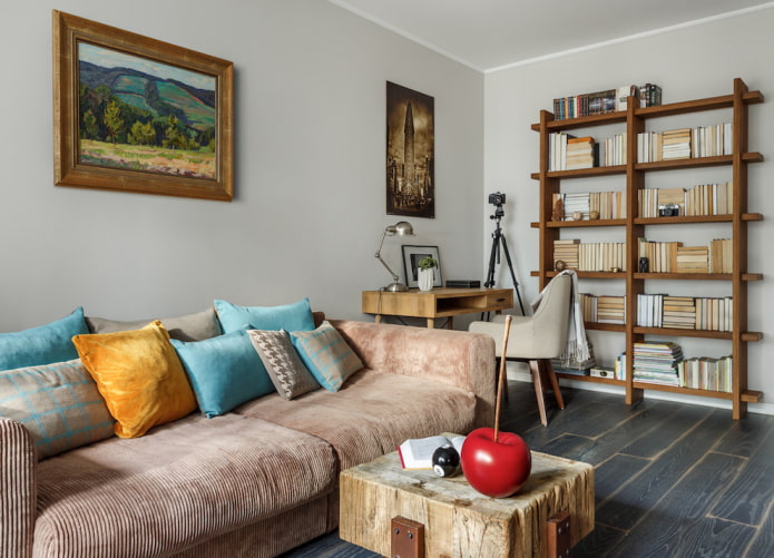Estantes de madera para libros en el interior del salón