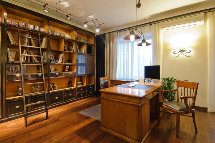 Estanterías para libros en el interior de la oficina