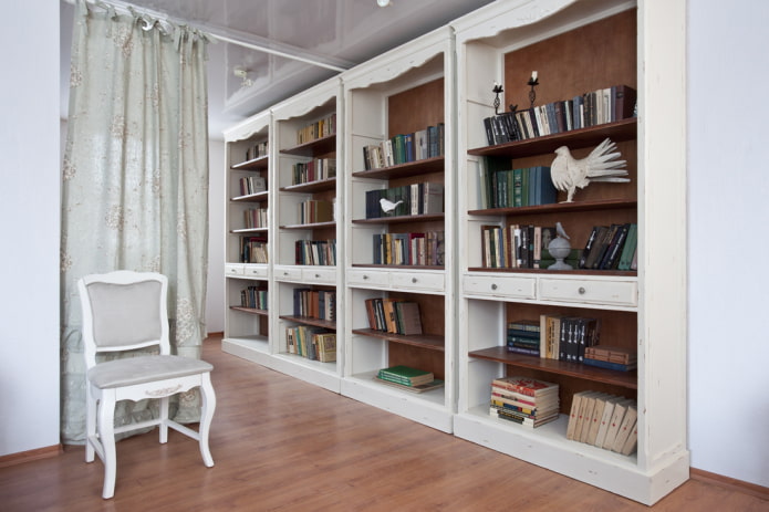 Estanterías en el interior de estilo provenzal