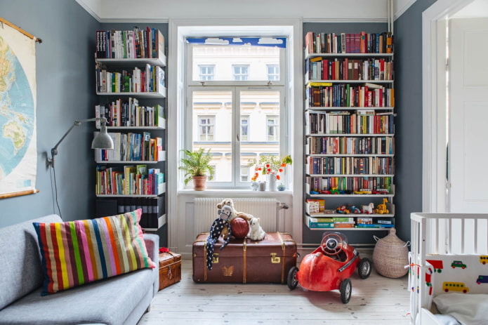 estantes colgantes para libros en el interior