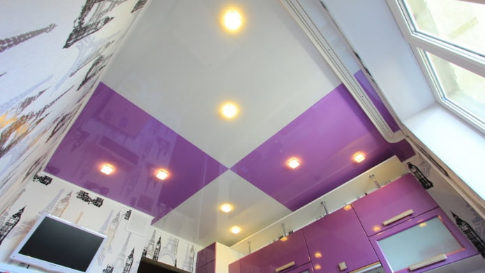 techo tensado con una combinación de colores blanco y morado
