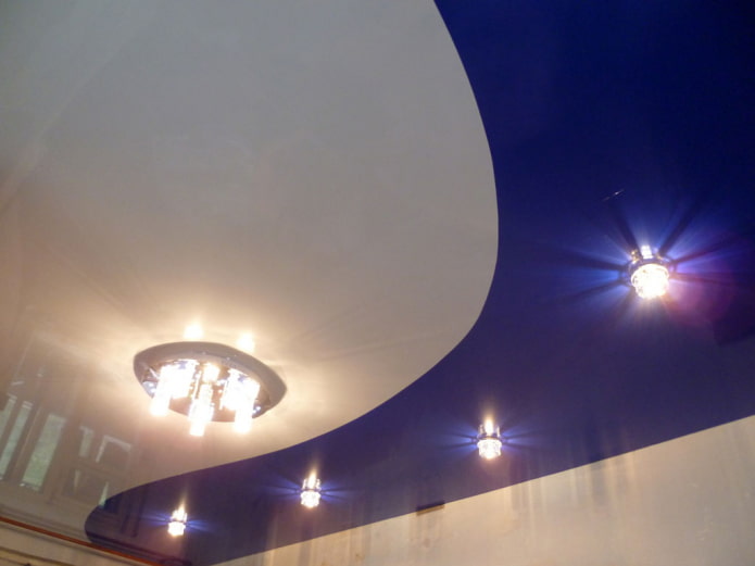 estructura de techo tensado azul y blanco