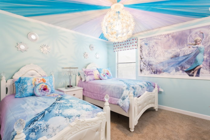 Iluminación en el interior de un dormitorio para dos niñas
