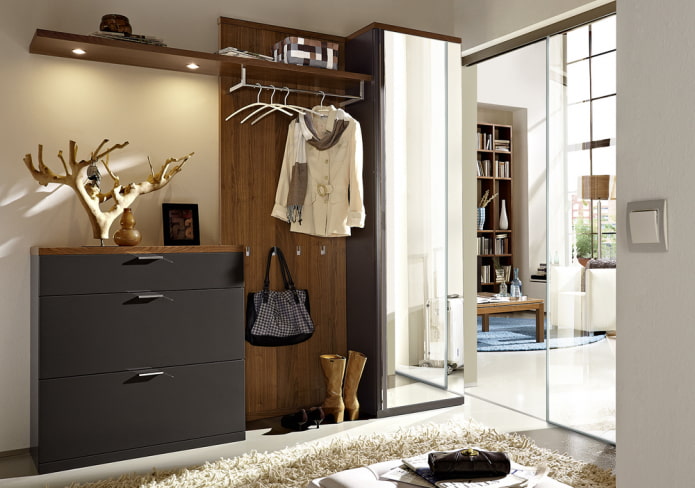 Cómoda con percha en el interior del pasillo