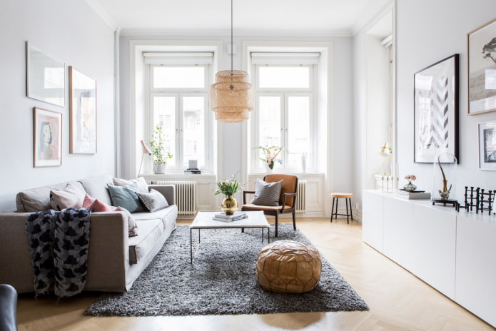 Sala de estar blanca con cómoda larga