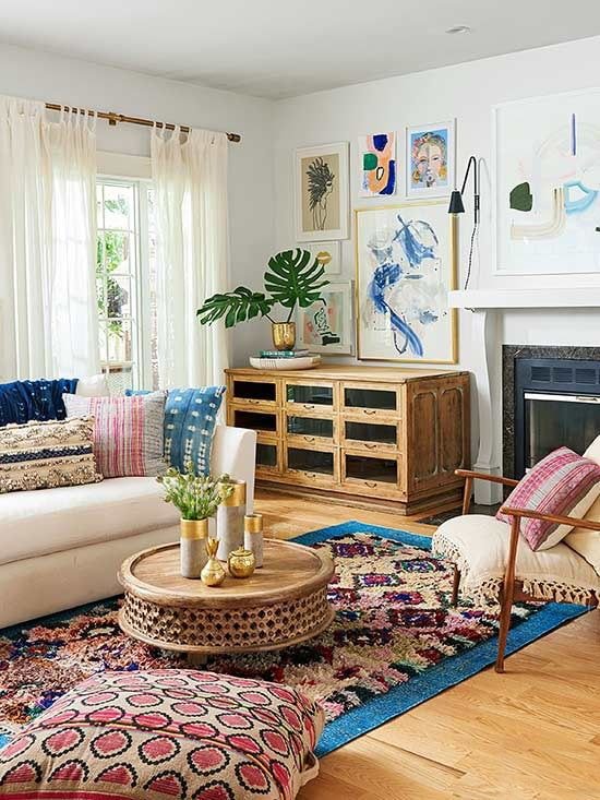 Acogedora sala de estar con una cómoda de madera