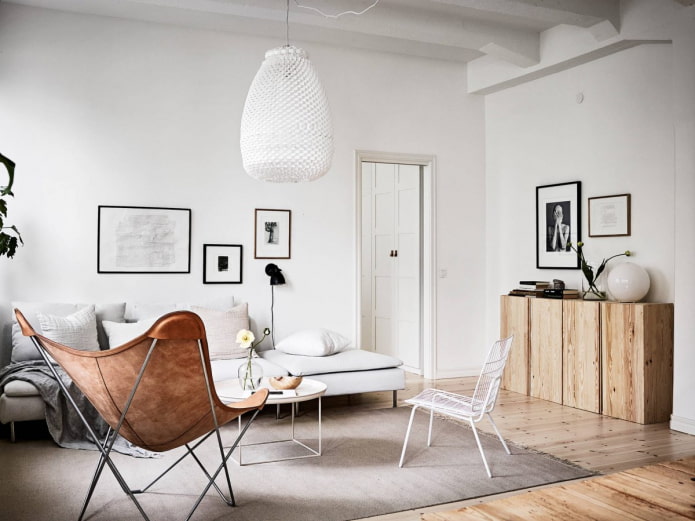 Salón de estilo escandinavo con cómoda de madera