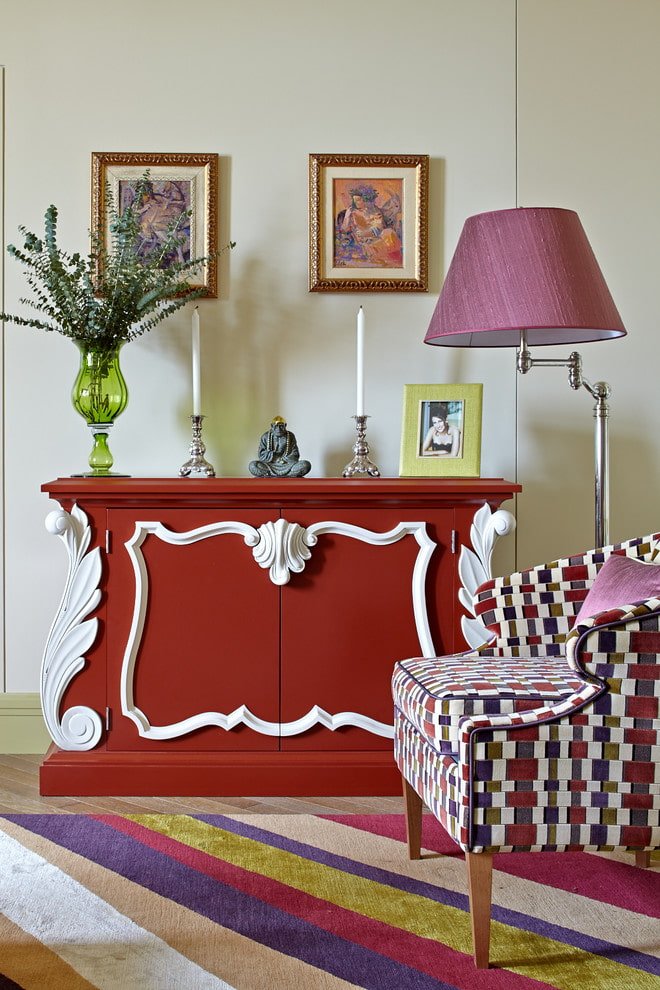 cómoda roja en el salón