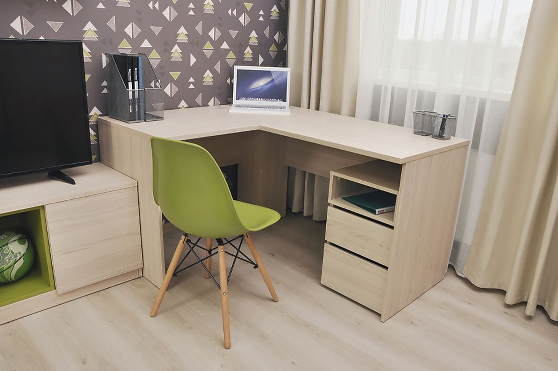 Interior de la sala de estar con escritorio de computadora de esquina