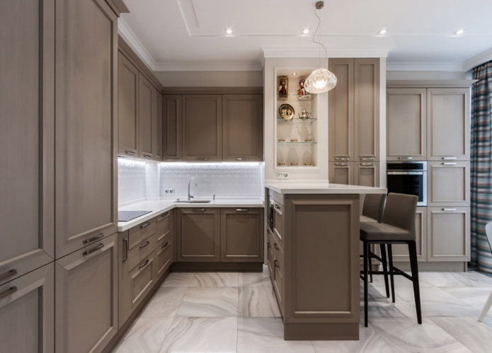 interior de cocina en tonos blanco y marrón