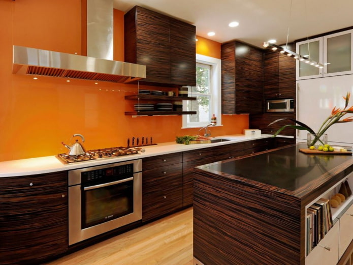 Interior de cocina marrón con acentos brillantes