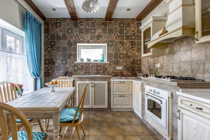 Acabado de cocina en tonos marrones