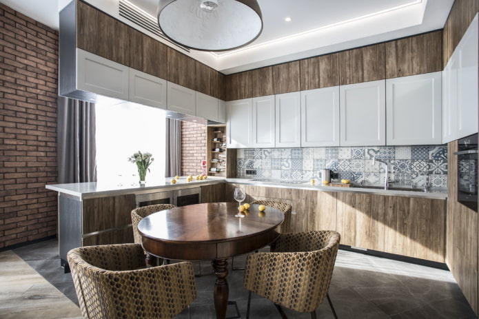 Muebles y electrodomésticos en la cocina en tonos marrones