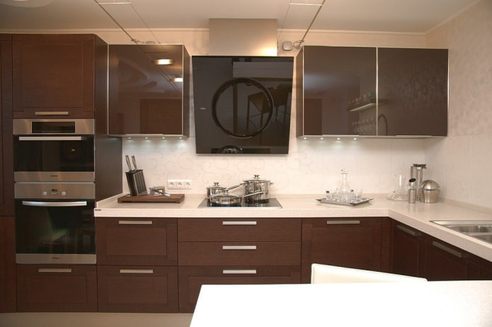 interior de cocina en tonos marrones oscuros