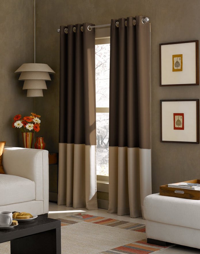Combinación de papel pintado marrón con cortinas