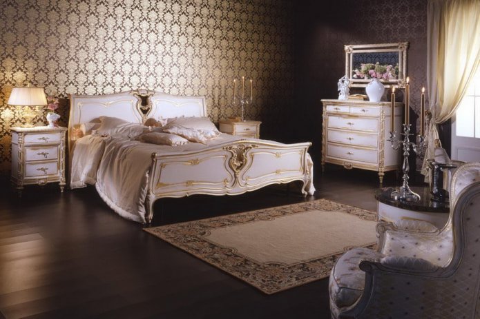 combinación de papel pintado marrón y dorado con suelo oscuro