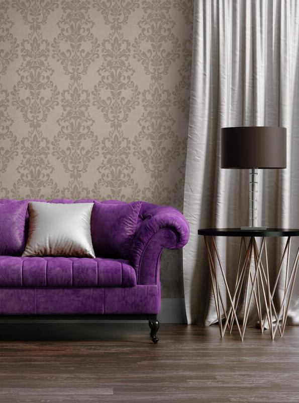 Combinación de papel pintado marrón con cortinas