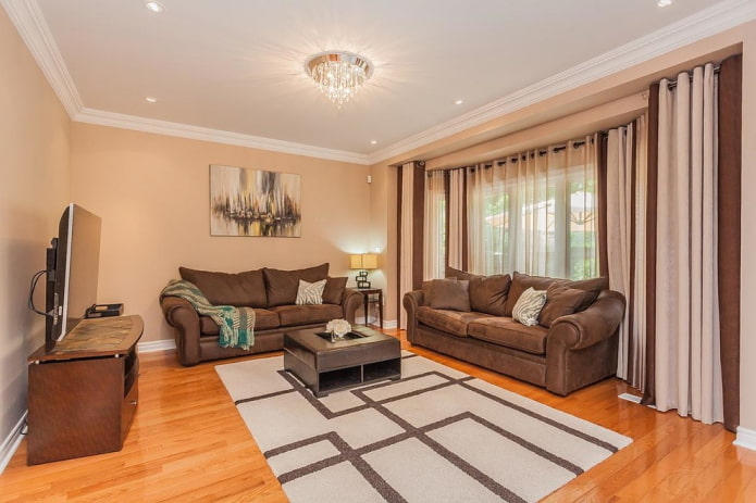 combinación de cortinas y muebles en el salón