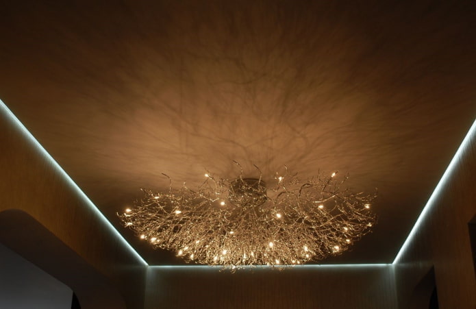 Estructura de techo marrón con retroiluminación