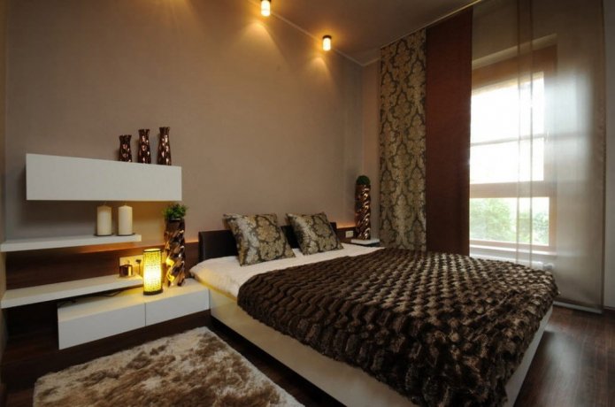 Decoración e iluminación en el interior de un dormitorio marrón