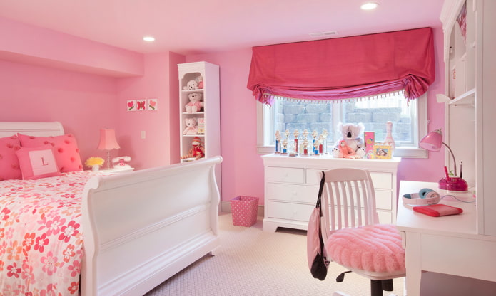 Cortinas cortas en la habitación de una niña