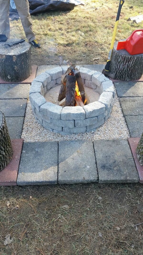 fogata de piedra sencilla en el jardín