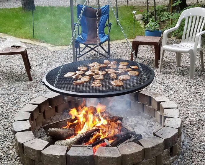 fogata con rejilla para barbacoa