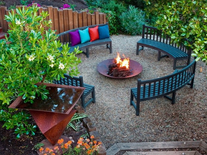 chimenea de metal en el jardín
