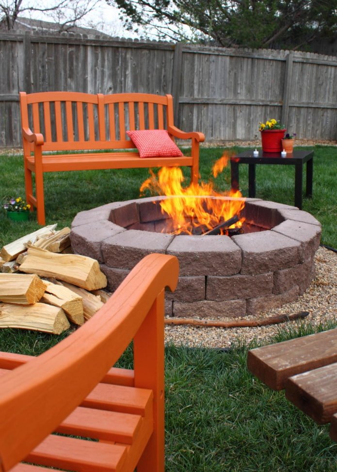 área de descanso con chimenea en la dacha