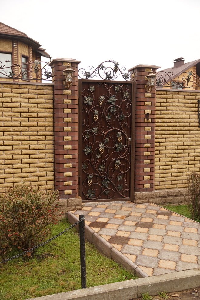 Puerta metálica con elementos forjados