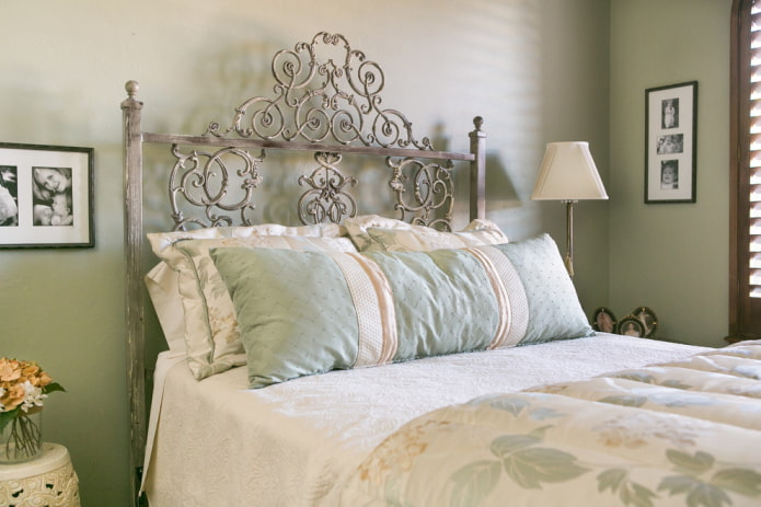 cama forjada con pátina en el interior
