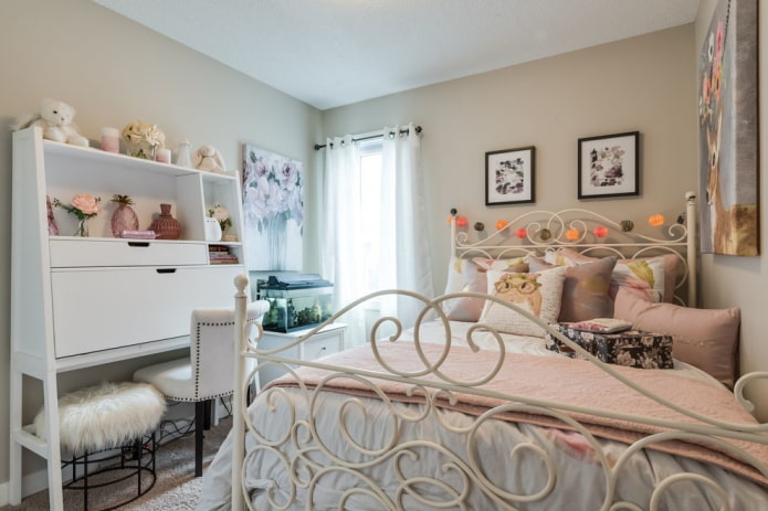 cama infantil forjada en el interior