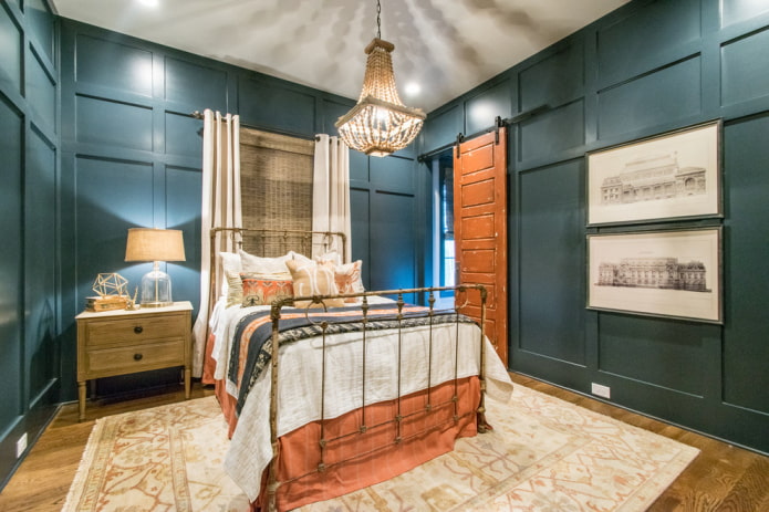 cama con forja antigua en el interior