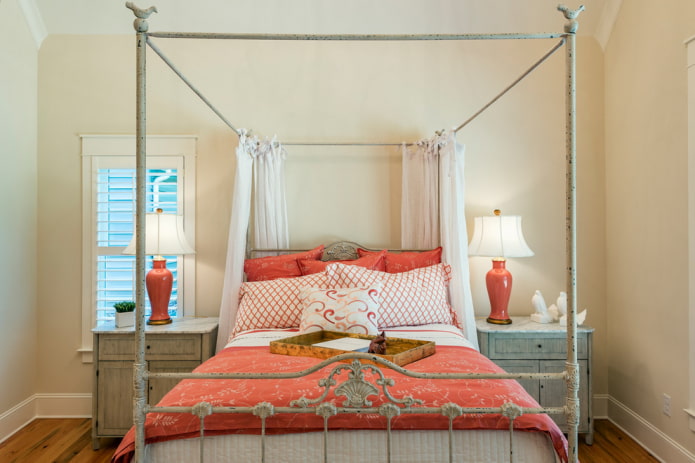 cama con forja antigua en el interior