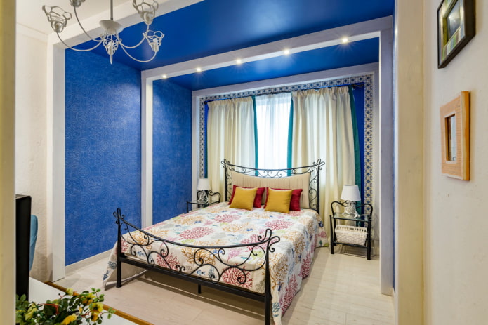 cama con forja en el interior del dormitorio