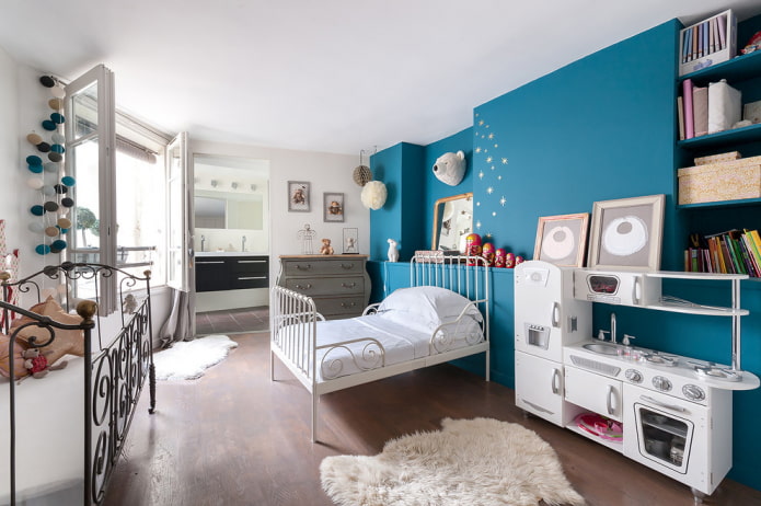 una cama de hierro forjado en un interior infantil
