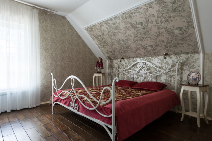 cama forjada en el dormitorio de estilo provenzal