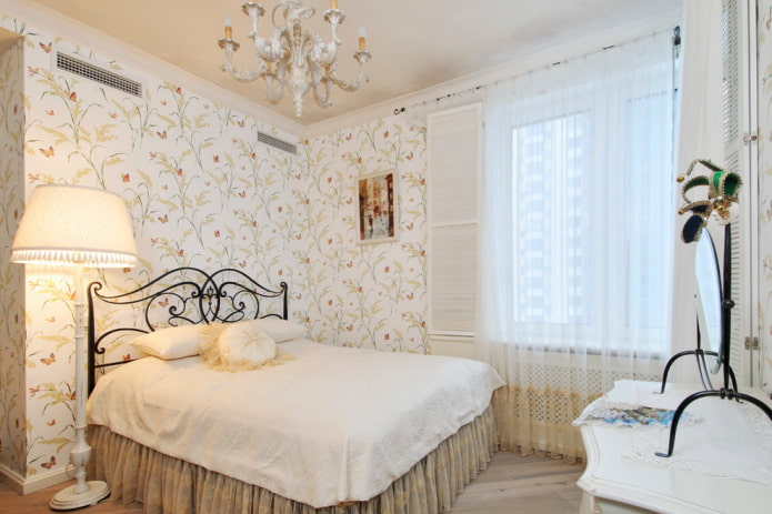 cama forjada en el dormitorio de estilo provenzal