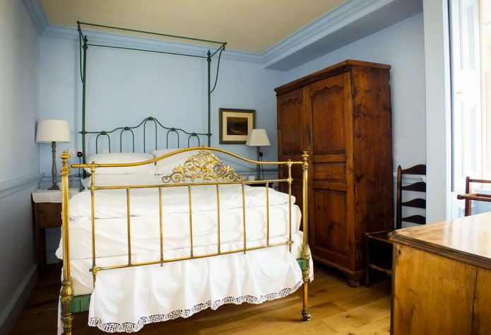cama con forja dorada