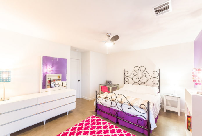 cama con forja en el interior del dormitorio