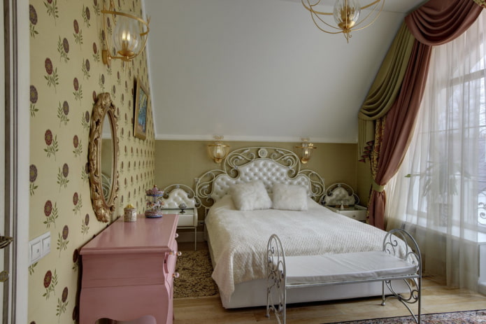 Cama de hierro forjado con enganche para carruaje en el interior