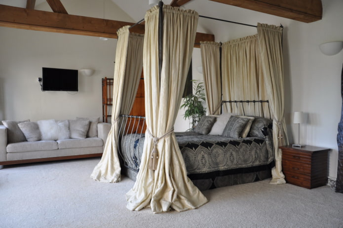 cama con dosel forjado en el interior