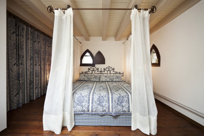 cama con dosel forjado en el interior