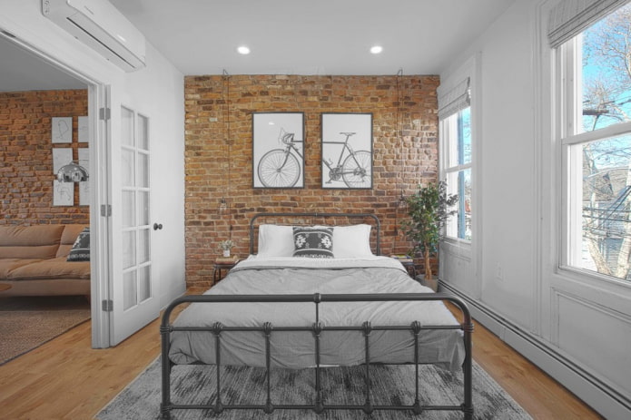cama de hierro forjado en un dormitorio tipo loft