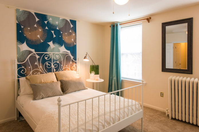 cama con forja en el interior del dormitorio