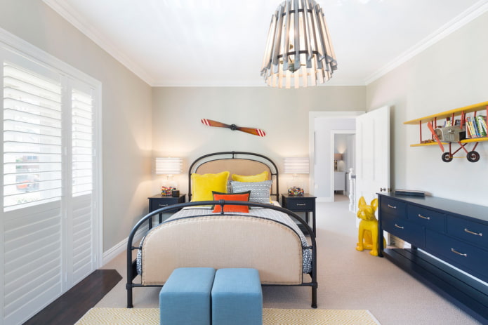 Cama de hierro forjado con tapizado decorativo