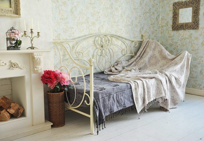 cama esquinera de hierro forjado en el interior